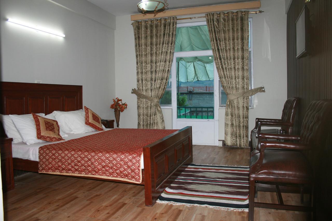 Pine Top Hotels נאראן מראה חיצוני תמונה